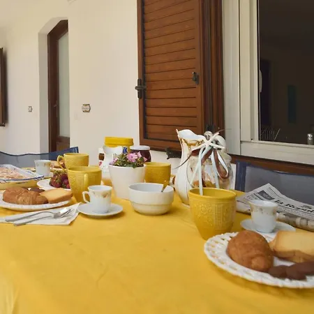 Ensemble: Casa Con Giardino Procida